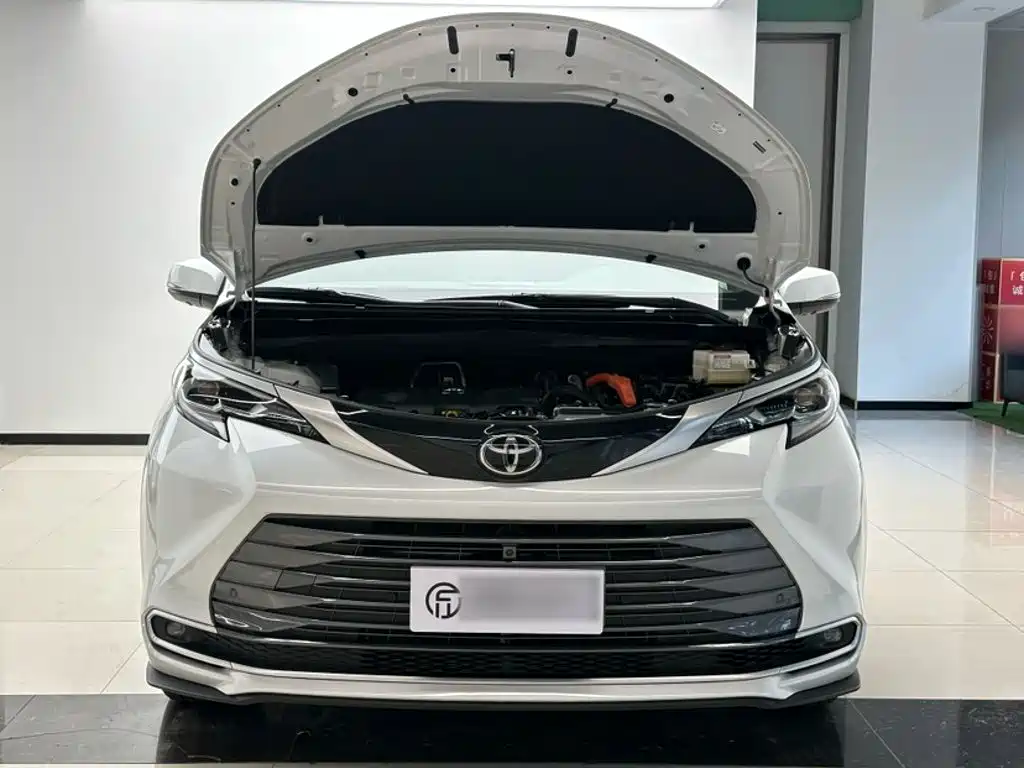 Toyota Sienna — миниатюра 2