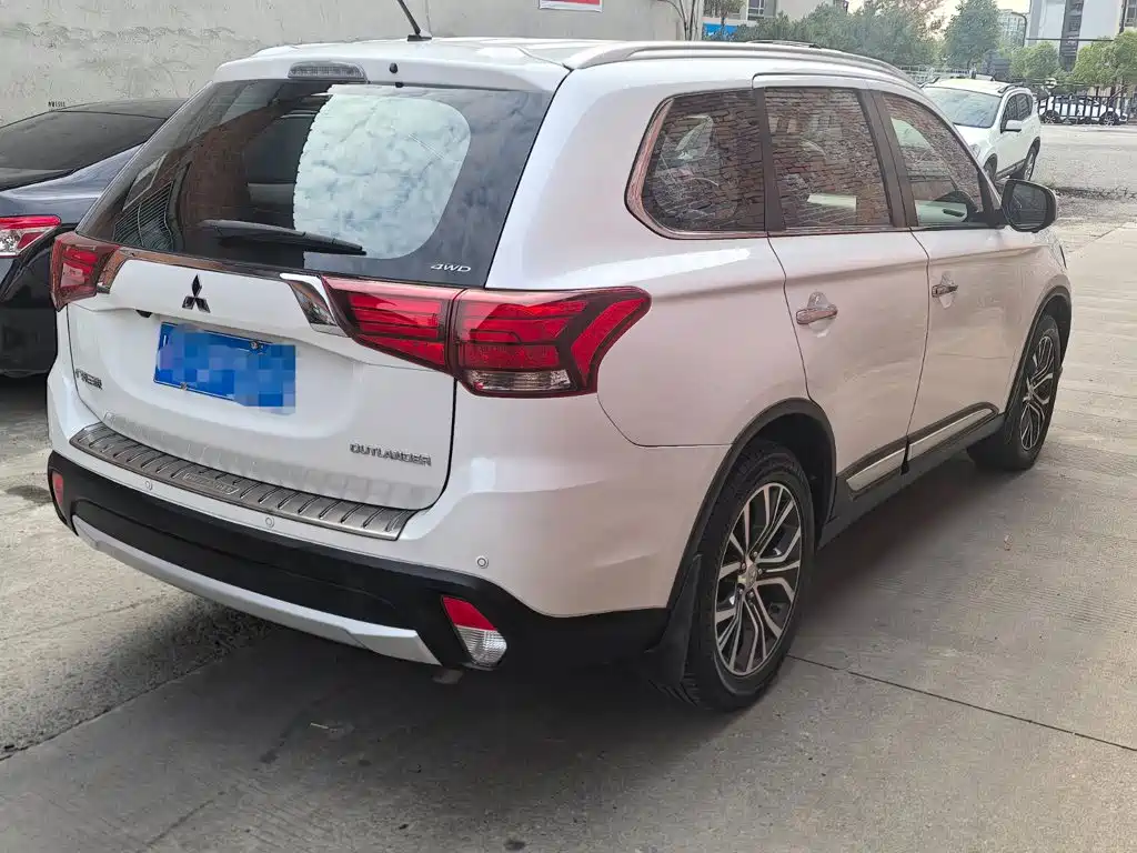 Mitsubishi Outlander — миниатюра 6