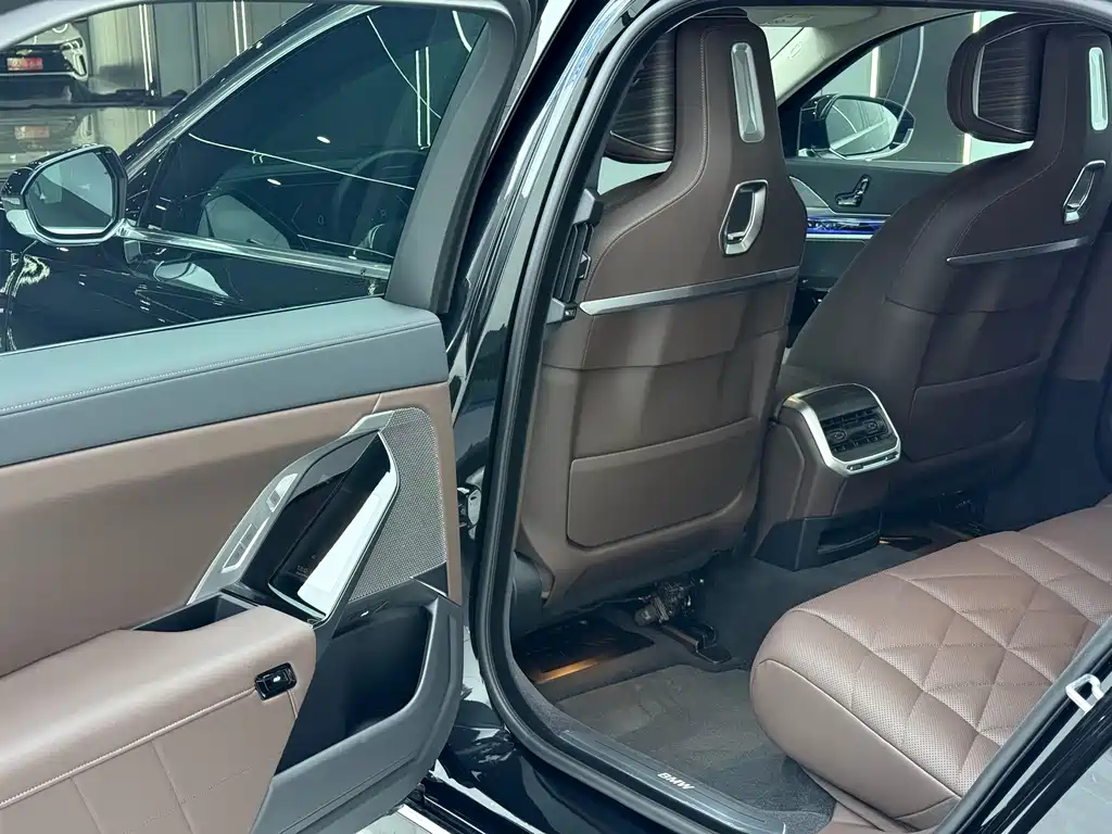 BMW 7 Series — миниатюра 8