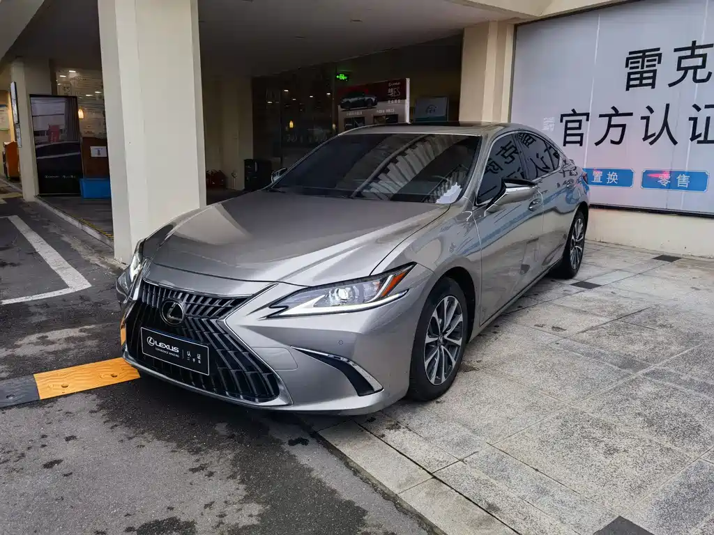 Lexus ES 2024