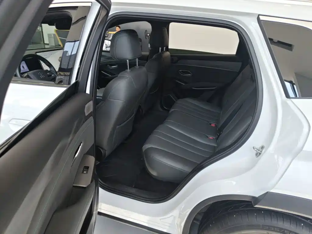 Заказать BYD L DM-i 2026 года за 2 667 819 ₽  из Китая