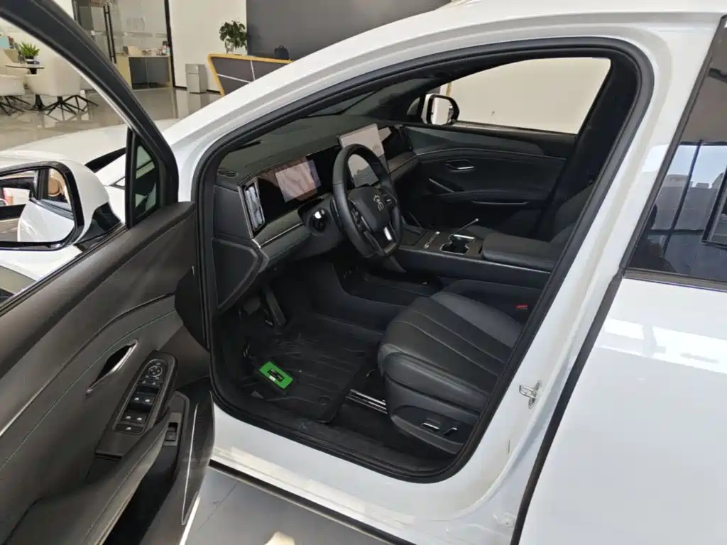 Заказать BYD L DM-i 2026 года за 2 667 819 ₽  из Китая