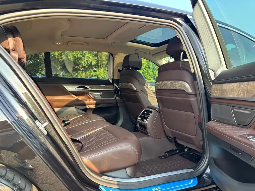 BMW 7 Series — миниатюра 11