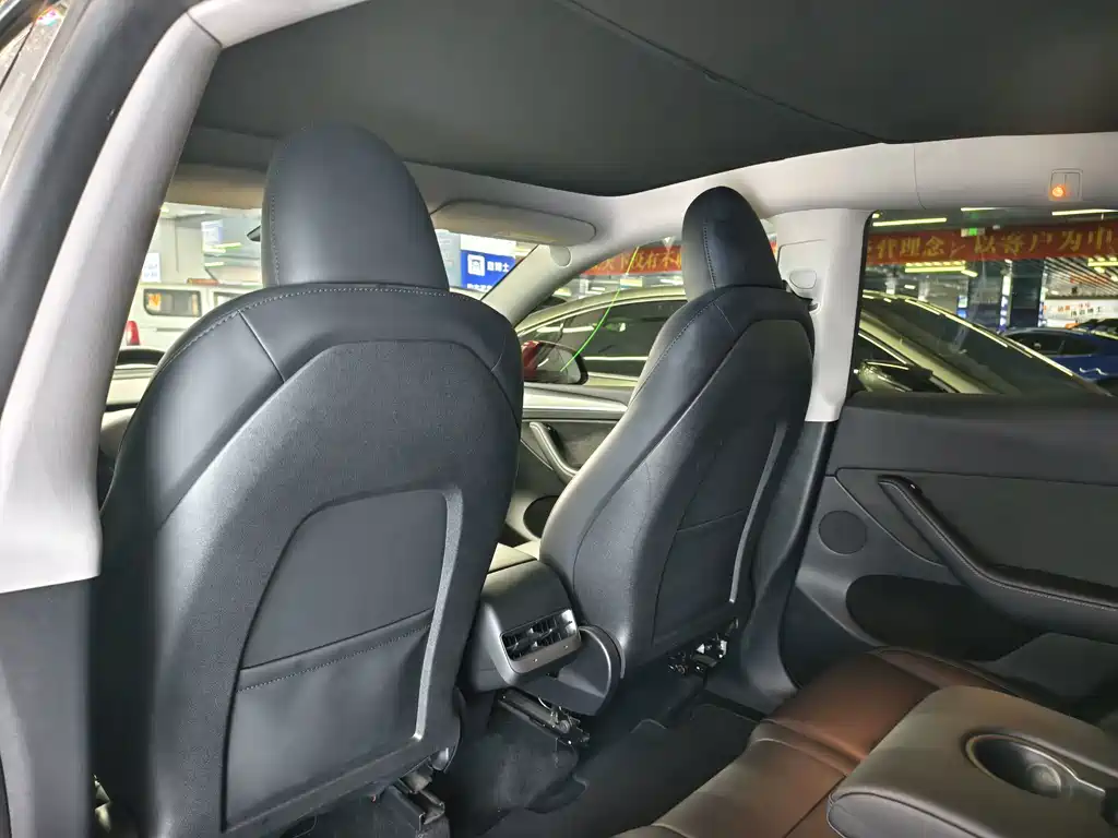 Tesla Model Y — миниатюра 8