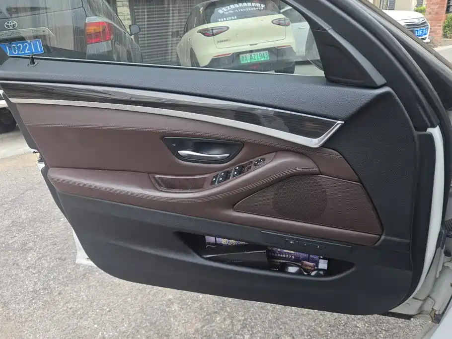BMW 5 Series — миниатюра 7