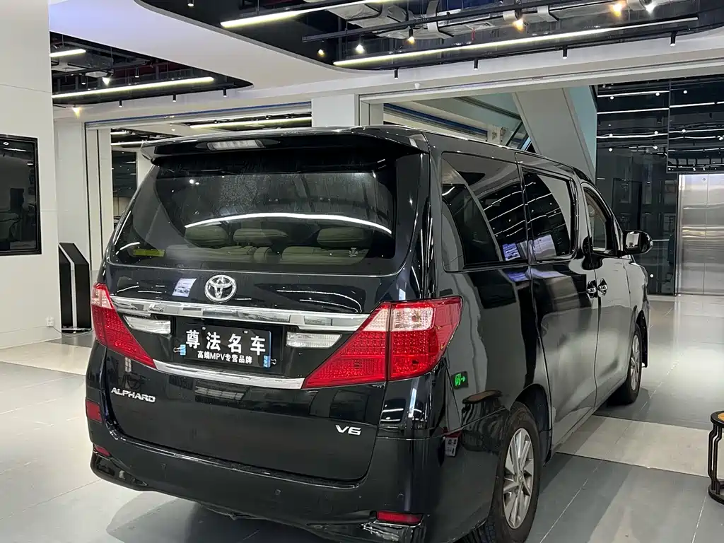 Toyota Alphard — миниатюра 6