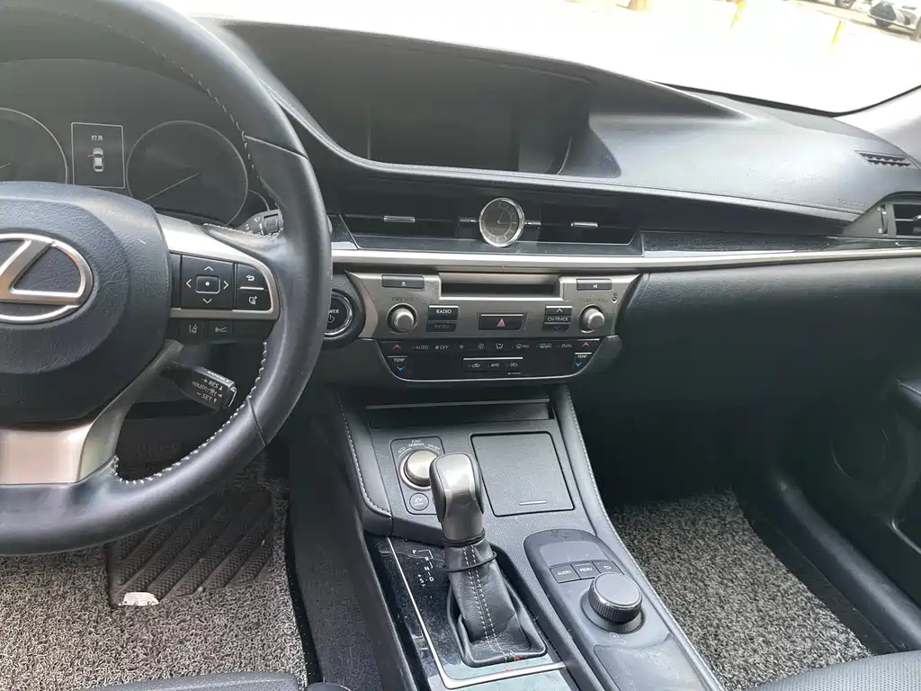 Lexus ES 2015 300h Comfort
