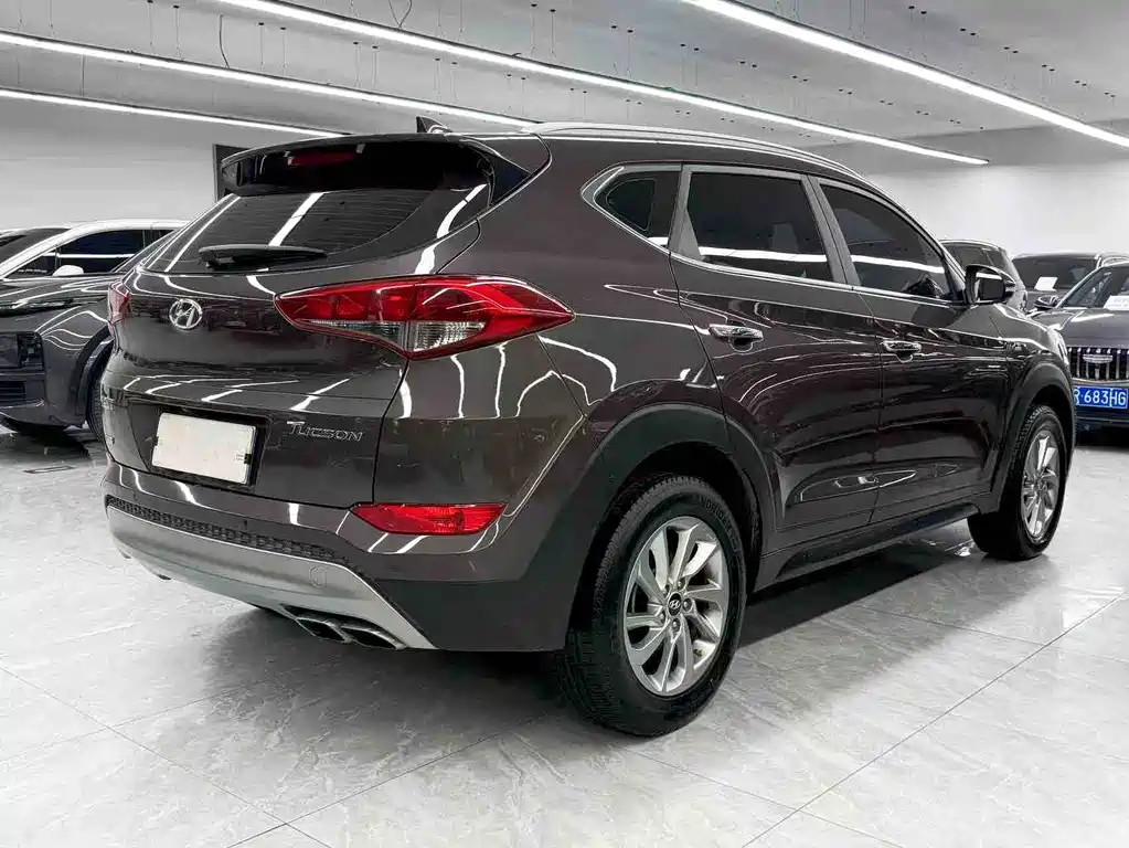 MODERN TUCSON