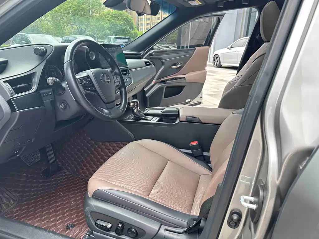 Lexus ES 2021 260