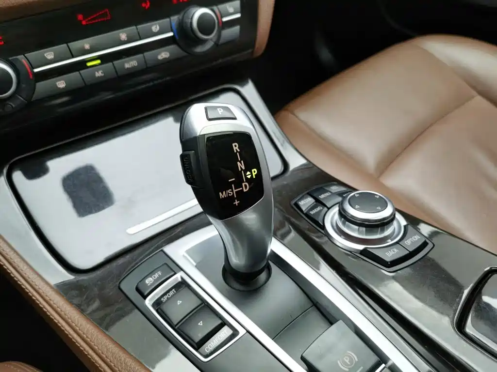 BMW 5 Series — миниатюра 13