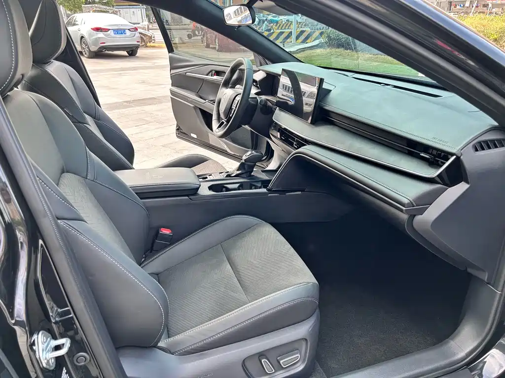 Toyota Camry — миниатюра 12