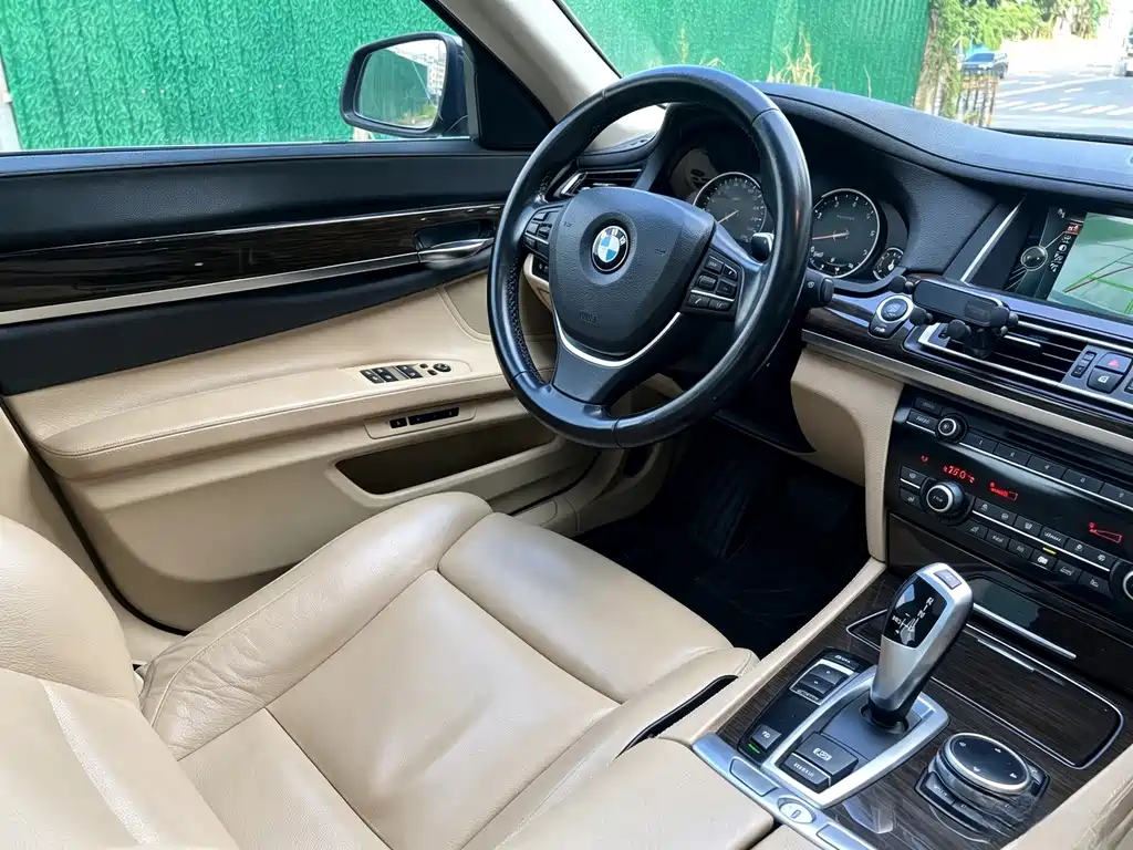 BMW 7 Series — миниатюра 10