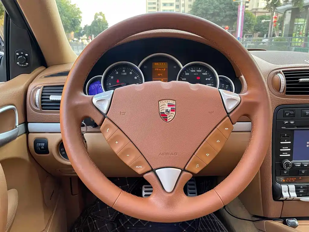 Porsche Cayenne — миниатюра 16