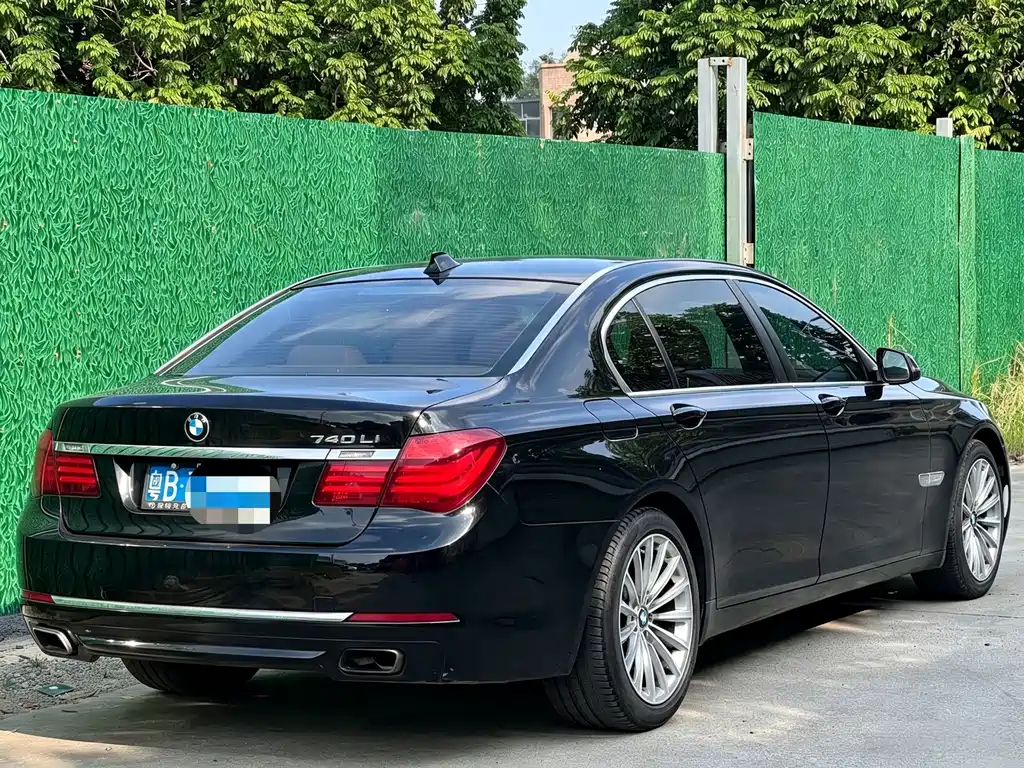 BMW 7 Series — миниатюра 13