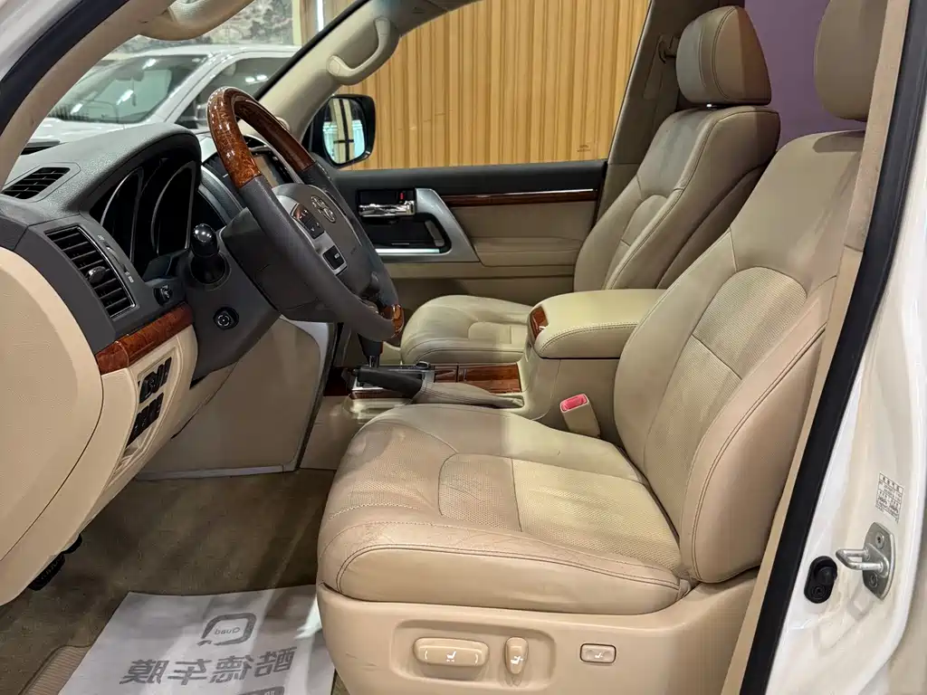 Toyota Land Cruiser 2012 4.6L AT VX-R