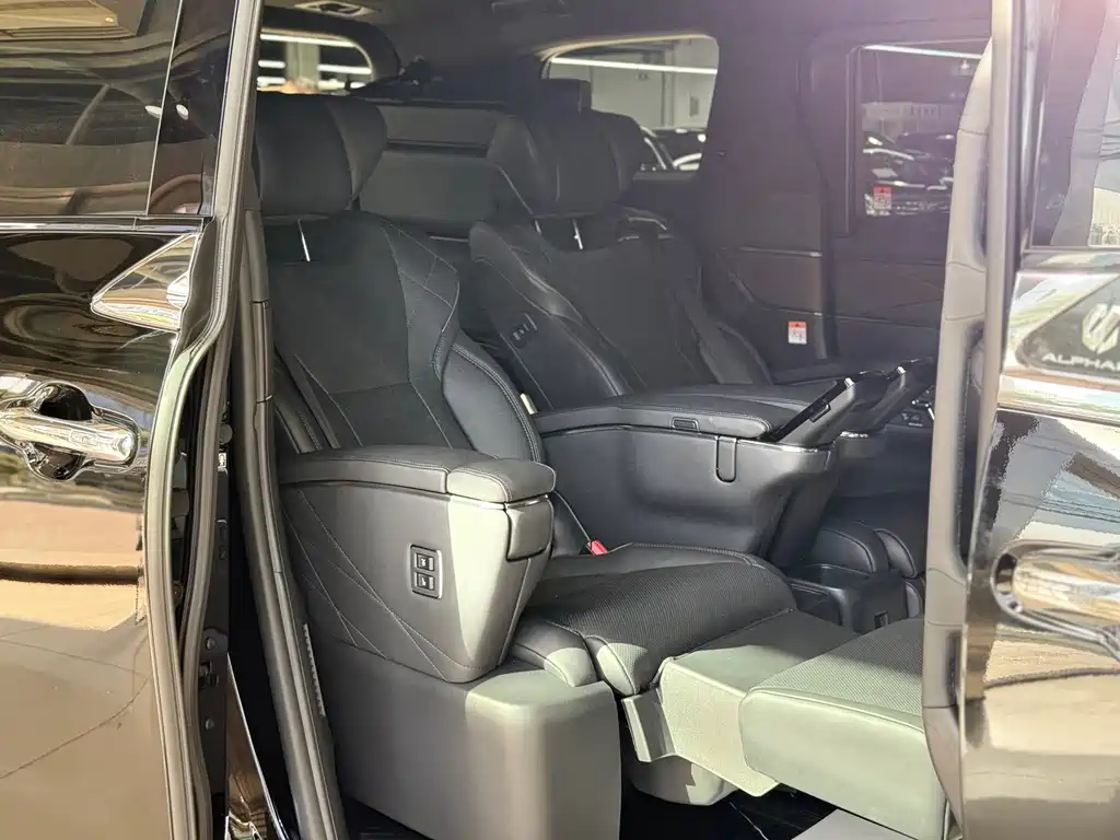 Toyota Alphard — миниатюра 22