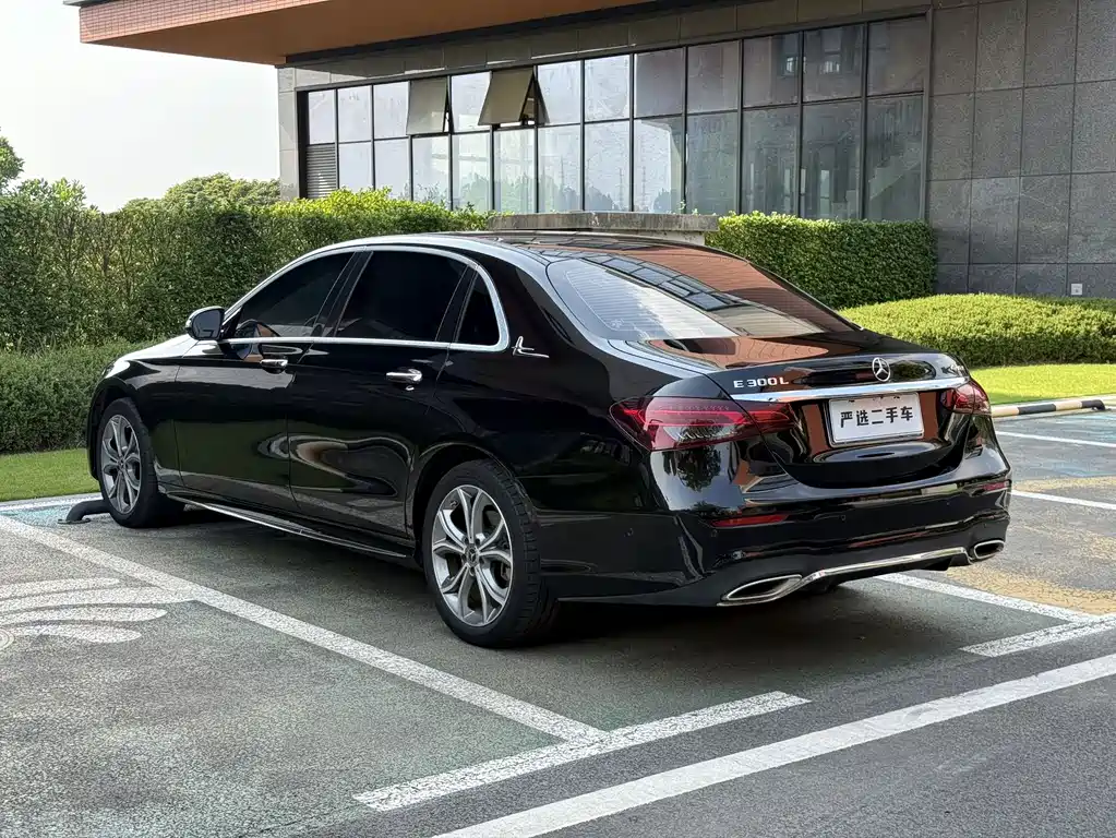Mercedes-Benz E-Class — миниатюра 13