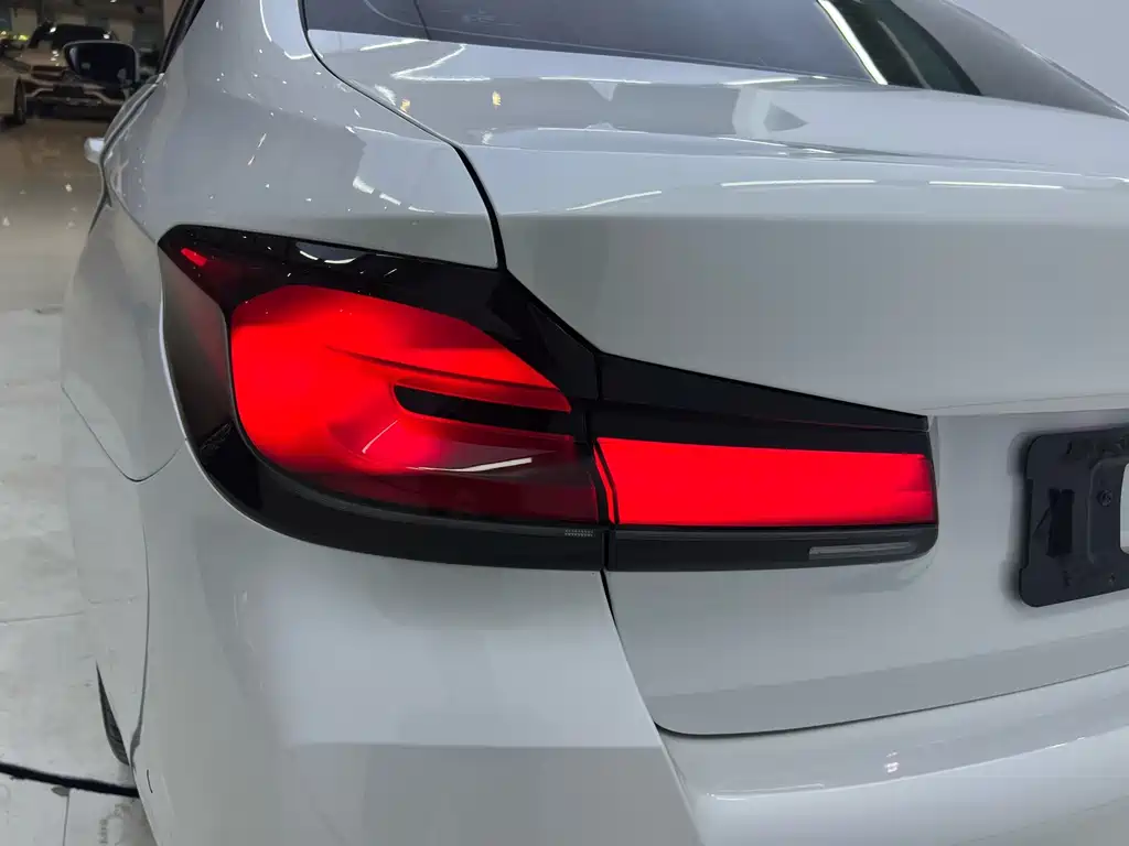 BMW 5 Series — миниатюра 7