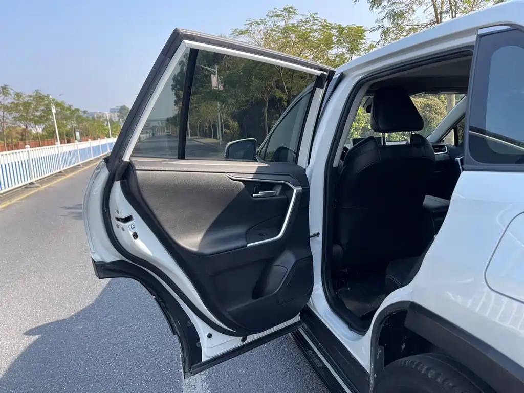 Toyota Wildlander 2.0L CVT 4WD Luxury Edition, фото 30
