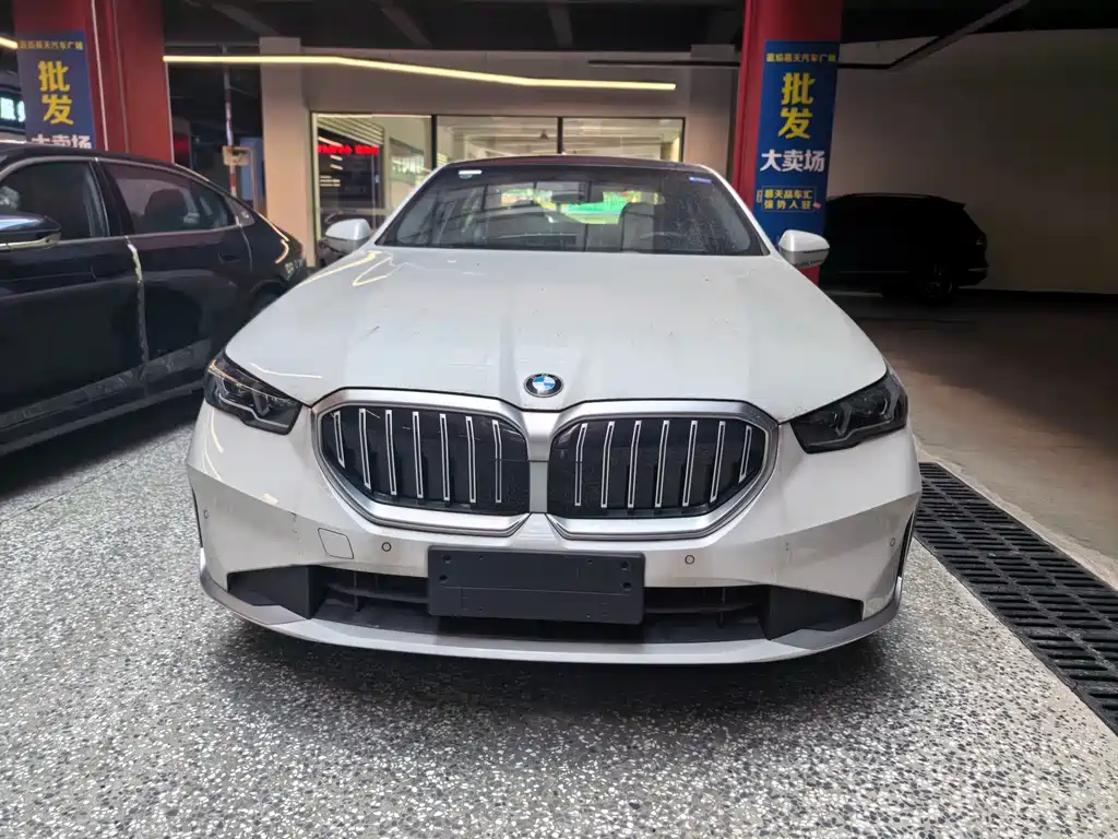 BMW 5 Series — миниатюра 2