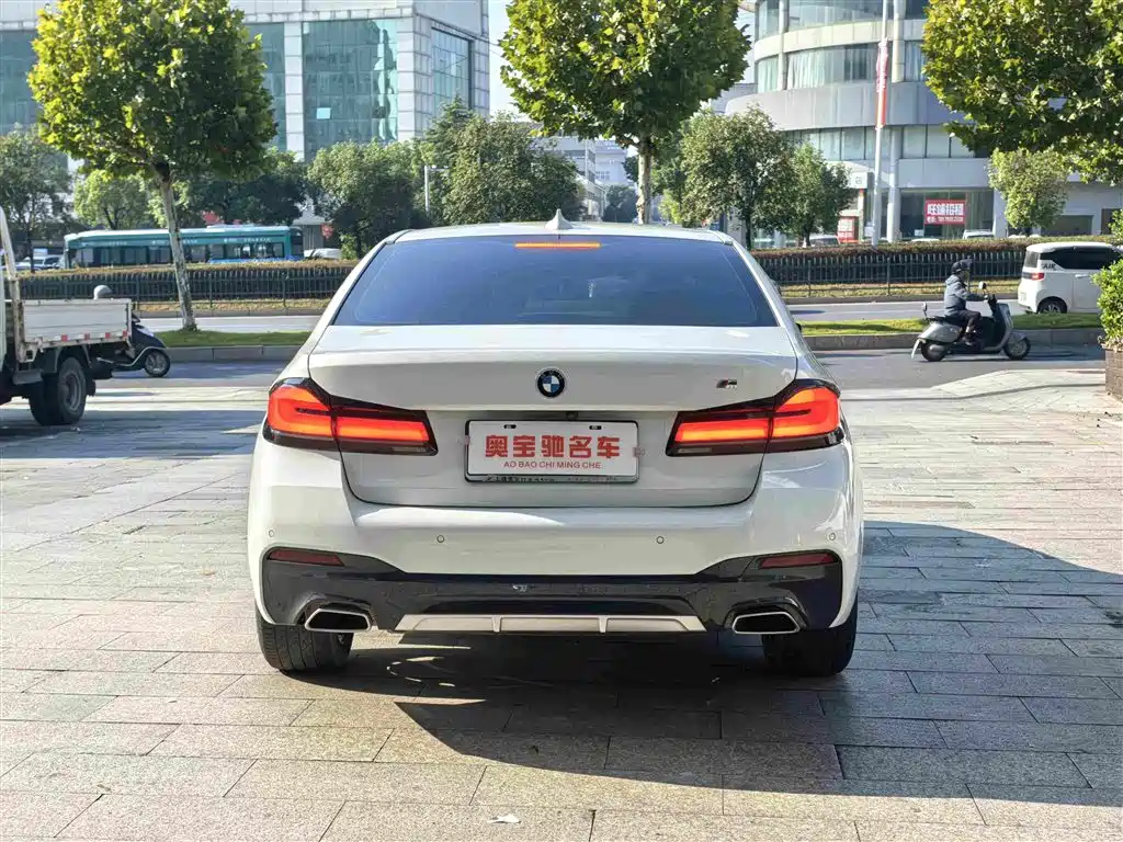 BMW 5 Series — миниатюра 8