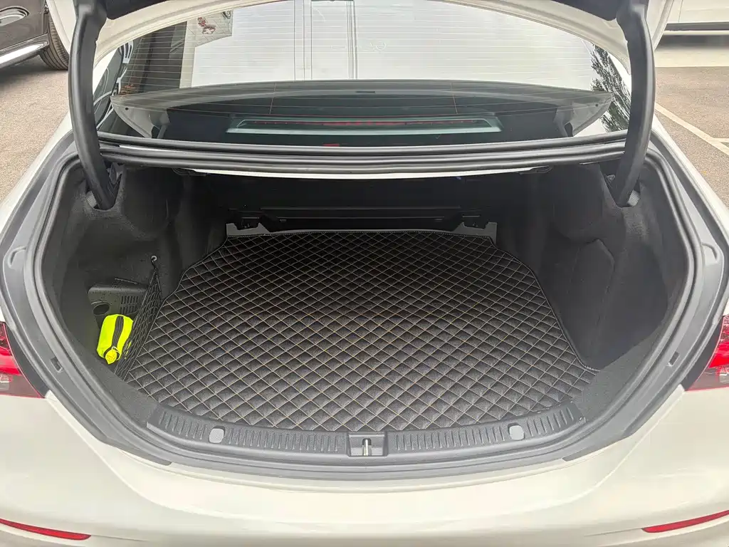Mercedes-Benz E-Class — миниатюра 9