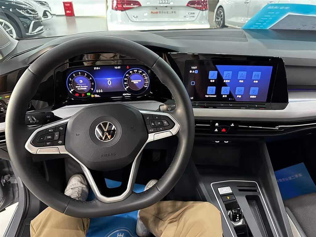 Volkswagen Golf 1.4 л 2022 г. Серебристо-серый, пробег 45500 км