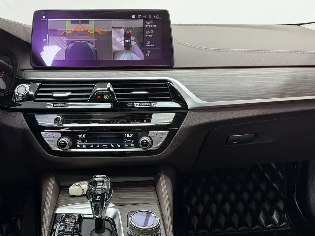 BMW 5 Series — миниатюра 13