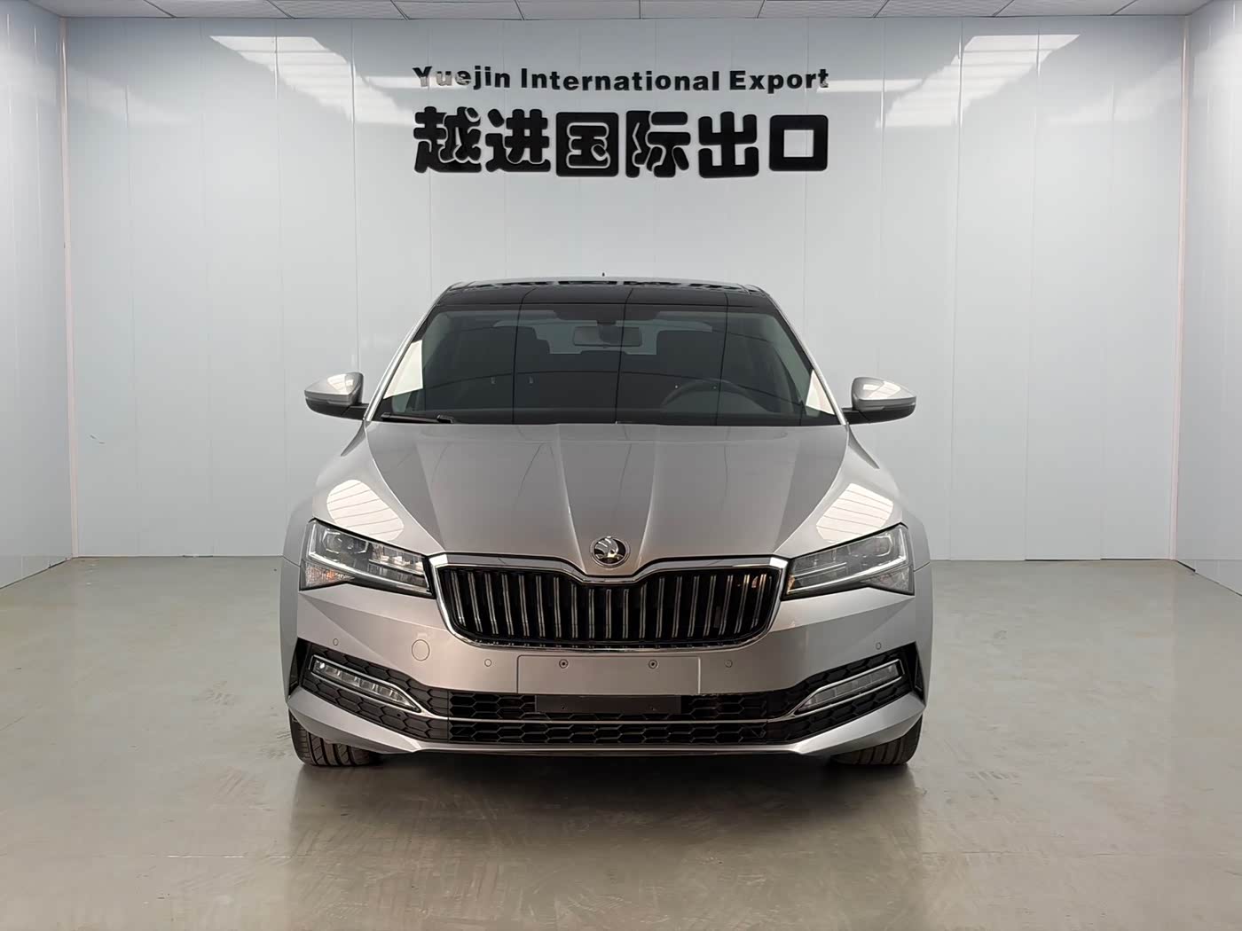 Skoda Superb 1.4 л 2023 г. Серебристо-серый, пробег 29000 км