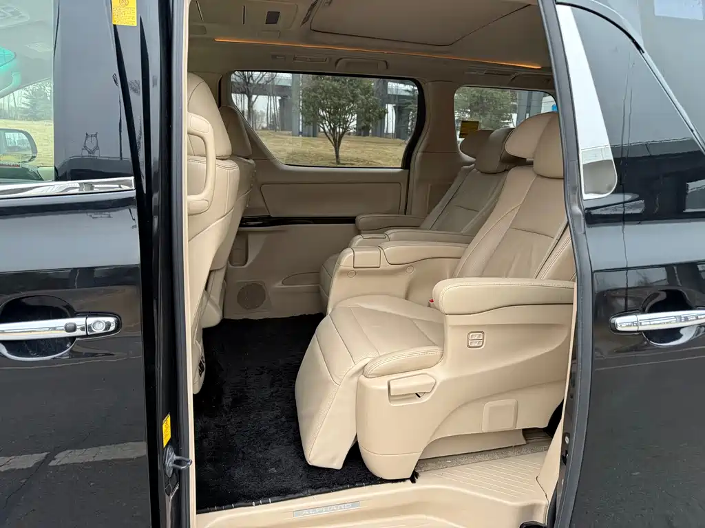 Toyota Alphard — миниатюра 5