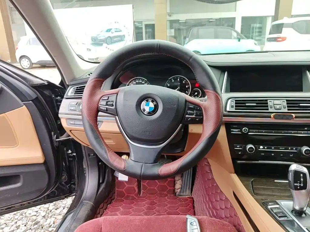 BMW 7 Series — миниатюра 11