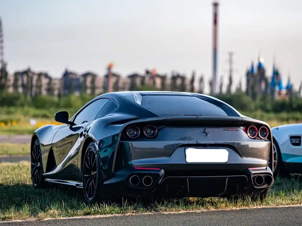 FERRARI  812