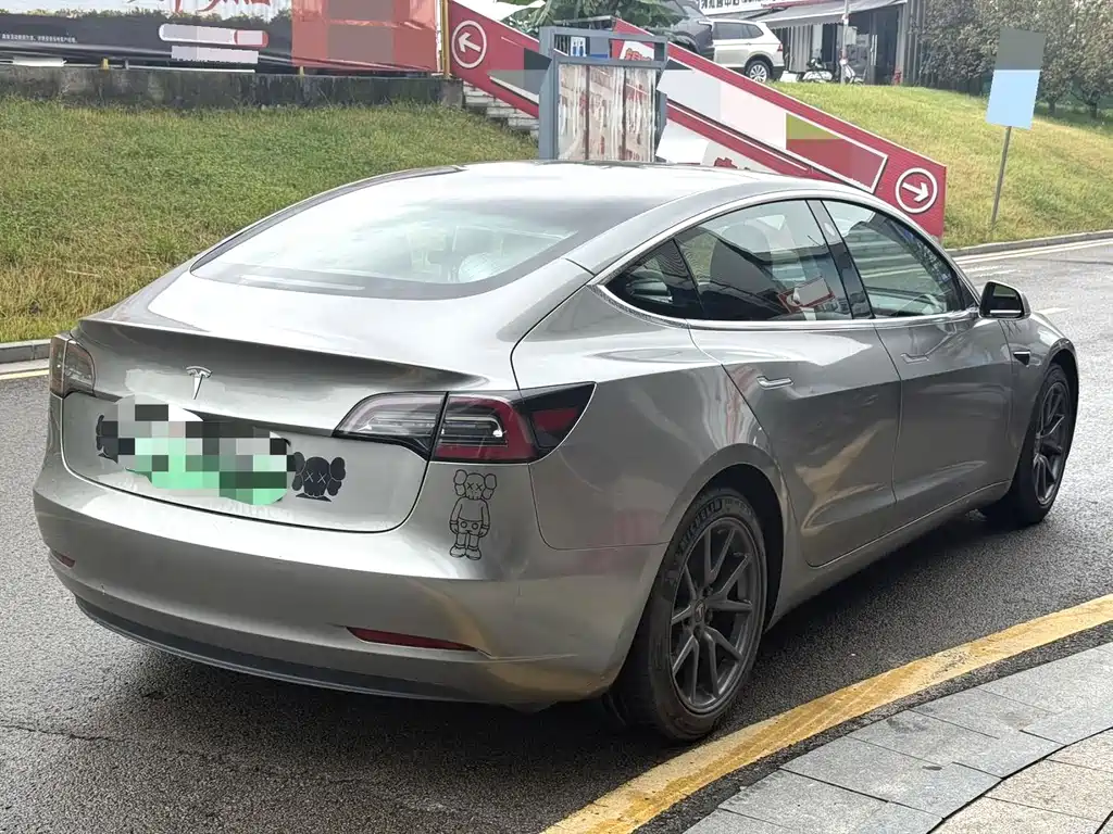 Tesla Model 3 — миниатюра 5