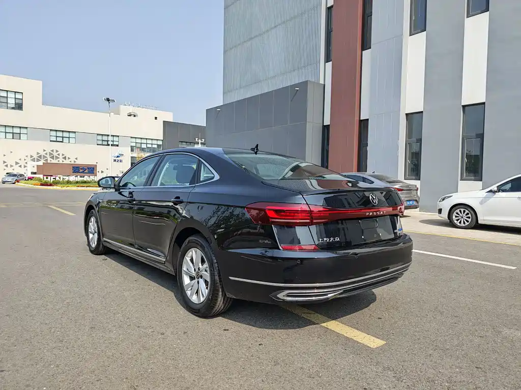 Volkswagen Passat PHEV — миниатюра 7