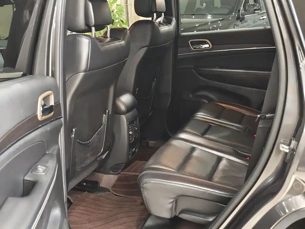 Jeep Grand Cherokee (Import) — миниатюра 12