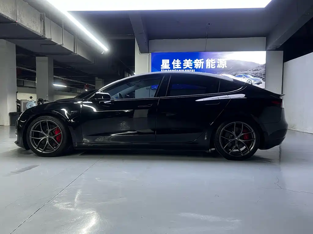 Tesla Model 3 — миниатюра 7