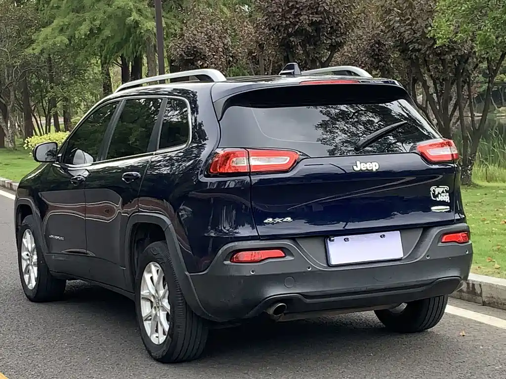 Jeep Cherokee (Import) — миниатюра 5