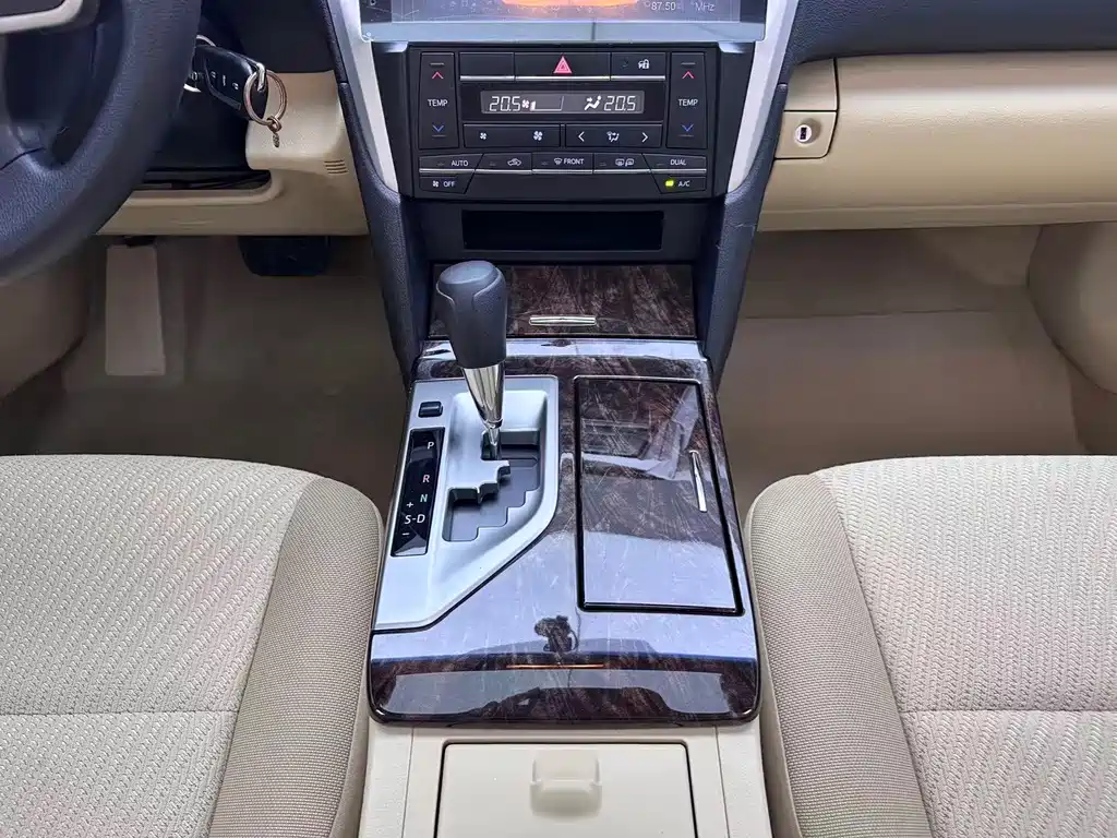 Toyota Camry — миниатюра 12