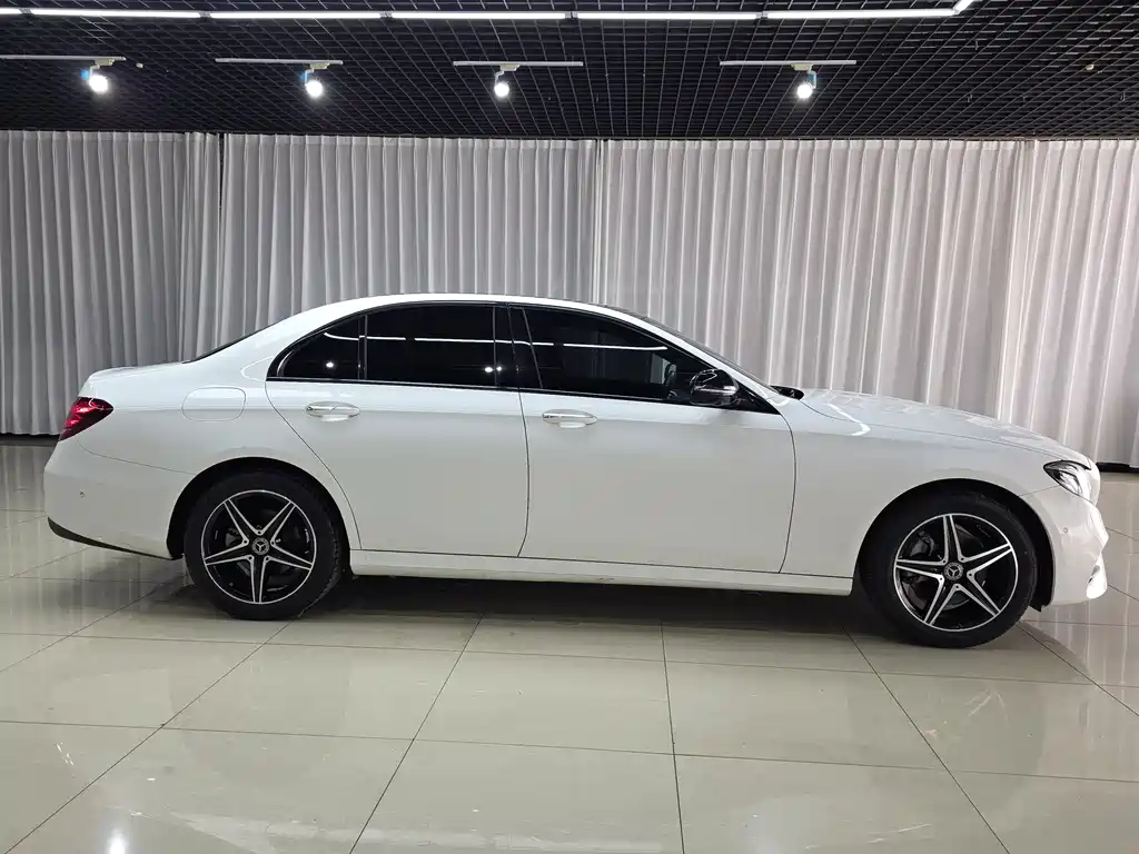 Mercedes-Benz E-Class (Import) — миниатюра 4