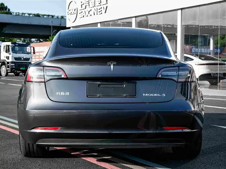 Tesla Model 3 — миниатюра 7