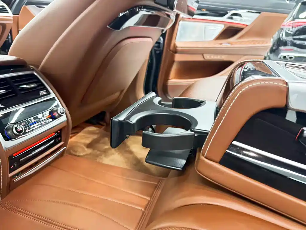BMW 7 Series — миниатюра 26
