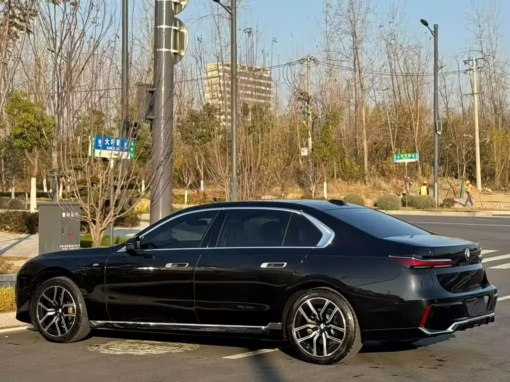 BMW 7 Series — миниатюра 7