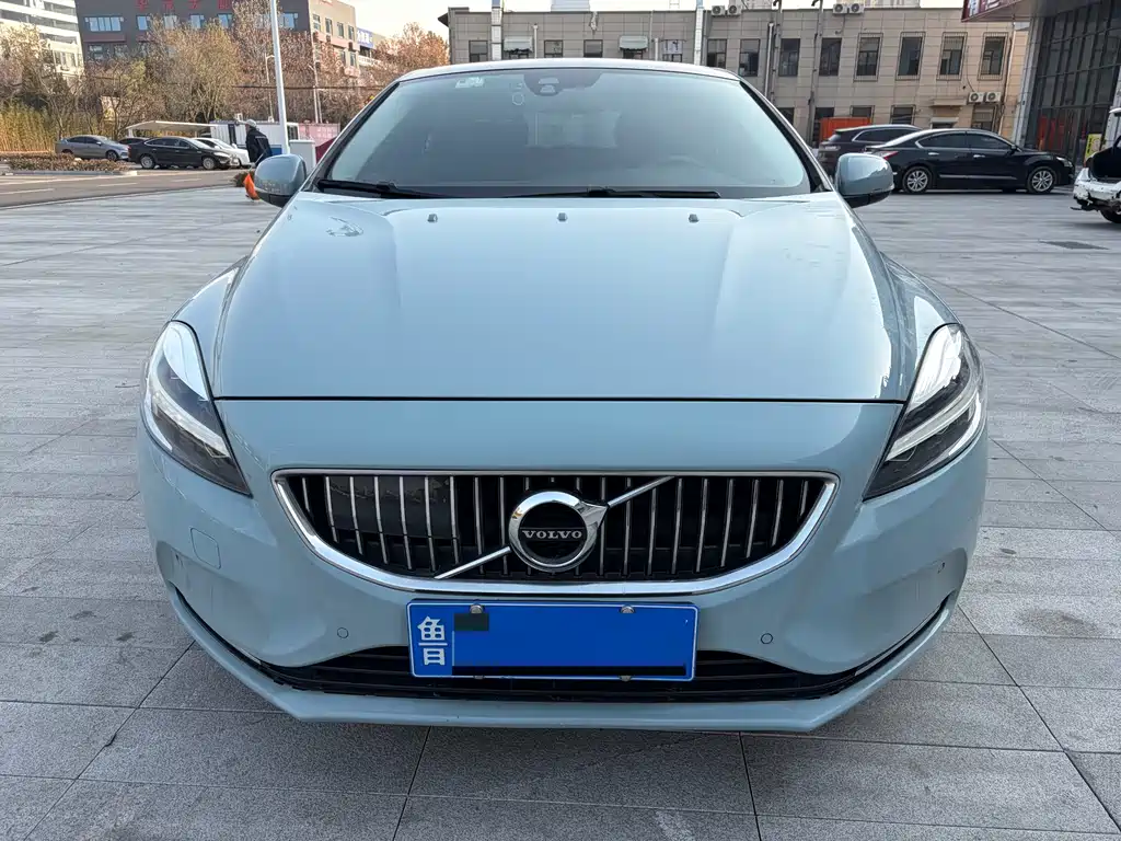 VOLVO V40