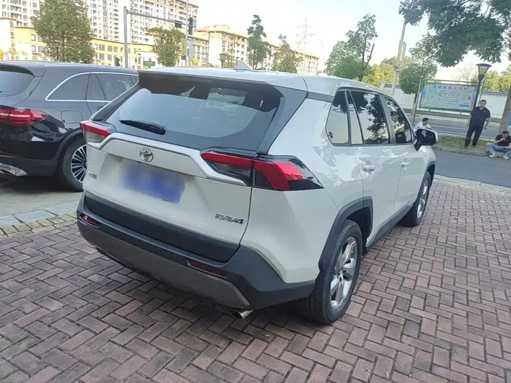 Toyota RAV4 — миниатюра 7