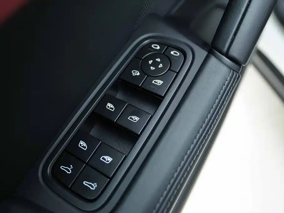 Porsche Cayenne — миниатюра 10