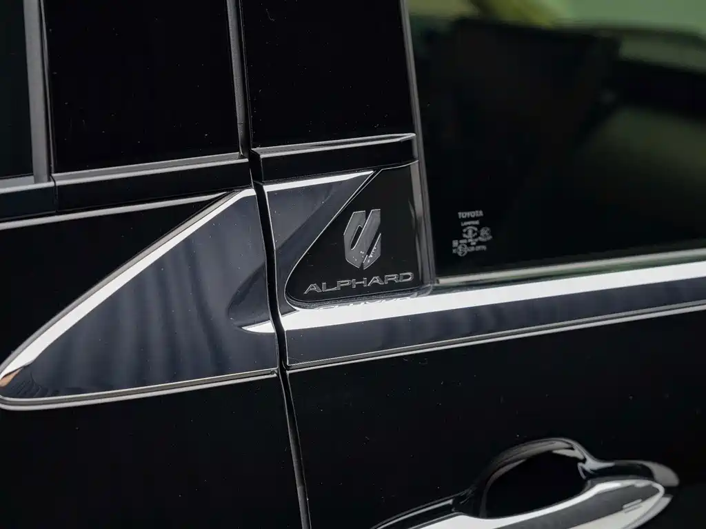 Toyota Alphard — миниатюра 7