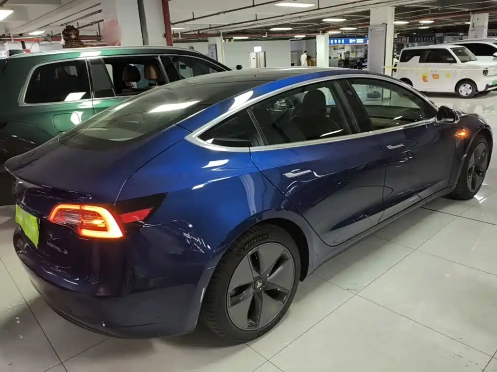 Tesla Model 3 — миниатюра 7