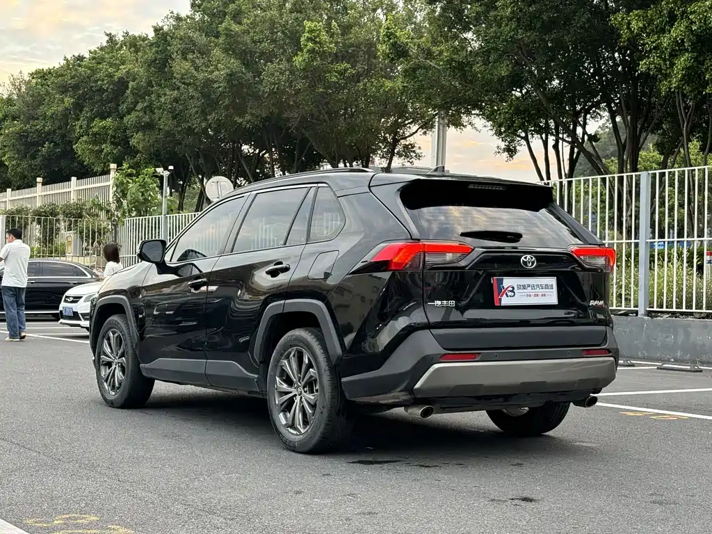 Toyota RAV4 — миниатюра 4