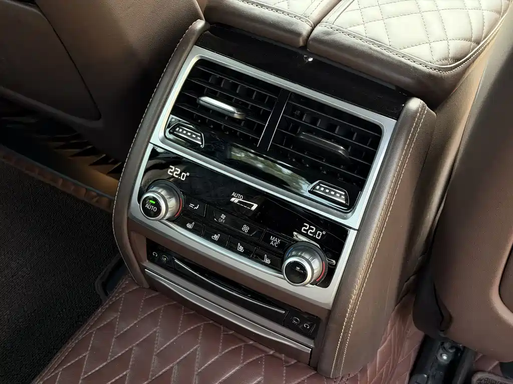 BMW 7 Series — миниатюра 11