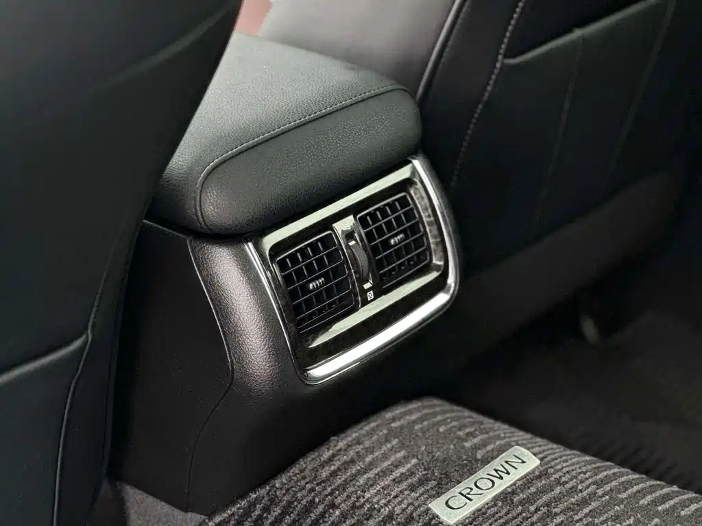 Toyota Crown — миниатюра 10